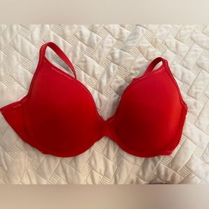 Red VS bra. 36C. NEVER WORN.